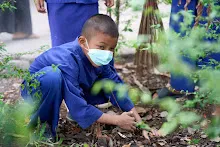 680331 สมุนพระรามทำงานวันบวร ขัดห้องน้ำ กวาดใบไม้อาคารอาชีวะ 11.jpg