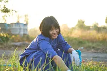 671217 สสธ.และชาวชุมขนไปถอนหญ้า แปลงหอมกระเทียม สวน 255 11.jpg