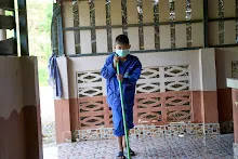 680331 สมุนพระรามทำงานวันบวร ขัดห้องน้ำ กวาดใบไม้อาคารอาชีวะ 44.jpg
