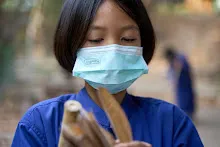680331 สมุนพระรามทำงานวันบวร ขัดห้องน้ำ กวาดใบไม้อาคารอาชีวะ 52.jpg