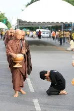 พท+สมณะบิณฑ์ที่งานชุมนุม (21).JPG