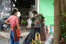 680115 เพ้นท์ภาพและตกแต่งเสาป้ายสวน ยายอรตัดผม เปียหม่องทำน้ำตก 47.jpg