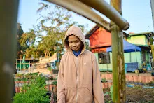 680608 สมุนพระรามเก็บเมล็ดพันธุ์ดอกไม้กินได้ที่สวน ไปขนดินปลูก 23.jpg