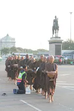 บิณฑ์หน้าลานพระรูป (16).JPG