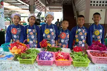 671124 สมุนพระราม ทำสลัดโรลแจก ที่โรงครัวกลาง 129.jpg