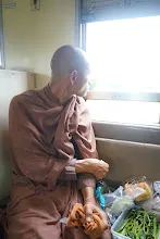 680703 เด็กสมุนพระรามนั่งรถไฟไปปฐมอโศก ร่วมงาน ๙๐ ปี ลุงจำลอง 131.jpeg