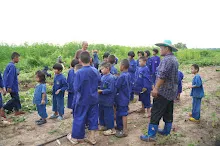 680616 สมุนพระรามไปขุดมันเทศริมมูลและเก็บเมล็ดถั่วลิสงเรี่ยดิน วันบวรกับชาวชุมชนกลุ่มสีส้ม 79.JPG