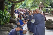 671017 ตักบาตรเทโว วันออกพรรษา บ้านราช13.jpg