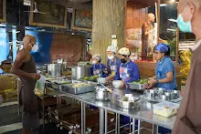 671124 สมุนพระราม ทำสลัดโรลแจก ที่โรงครัวกลาง 158.jpg