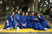 680314 ตักบาตรวันเลี้ยงส่งม.3 ม.6  21.JPG