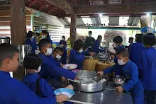 680527 ป.ต้น-อนุบาล เคารพธงชาติ ป.ปลาย กิจกรรม ถาคเช้า ก่อนไปกินข้าวศาลาฯ 164.jpeg
