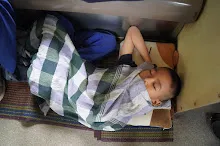 680703 เด็กสมุนพระรามนั่งรถไฟไปปฐมอโศก ร่วมงาน ๙๐ ปี ลุงจำลอง 40.jpeg