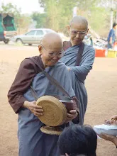 พท+สมณะบิณฑ์ที่งานชุมนุม (86).JPG