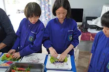 680609 เด็กสมุนพระราม ทำสลัดโรลขึ้นศาลาฉัน 42.JPG