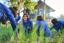 671217 สสธ.และชาวชุมขนไปถอนหญ้า แปลงหอมกระเทียม สวน 255 102.jpg