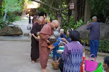 671017 ตักบาตรเทโว วันออกพรรษา บ้านราช2.jpg
