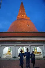 680705 เด็กสมุนพระรามตักบาตรที่ปฐมอโศก ร่วมงาน ๙๐ ปี ลุงจำลอง ไปพระปฐมเจดีย์เย็น 26.jpeg