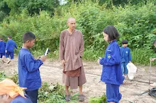 680616 สมุนพระรามไปขุดมันเทศริมมูลและเก็บเมล็ดถั่วลิสงเรี่ยดิน วันบวรกับชาวชุมชนกลุ่มสีส้ม 26.JPG