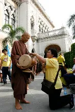 พท+สมณะบิณฑ์ที่งานชุมนุม (50).JPG