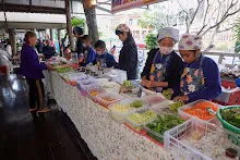 671216 นร.สมุนพระรามไปขายสลัดโรล ที่อุทยานบุญนิยม วันแรก พาณิชย์บุญนิยม 13.jpg