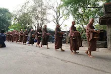 680314 ตักบาตรวันเลี้ยงส่งม.3 ม.6  39.JPG