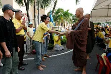 พท+สมณะบิณฑ์ที่งานชุมนุม (46).JPG