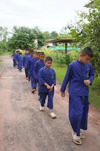 680616 สมุนพระรามไปขุดมันเทศริมมูลและเก็บเมล็ดถั่วลิสงเรี่ยดิน วันบวรกับชาวชุมชนกลุ่มสีส้ม 2.JPG