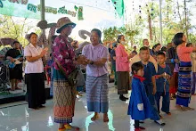 671230 สมุนพระรามแสดงร้องเพลง พิธีเปิดงานเพื่อฟ้าดิน คนมาดูงาน ทำ5ส ทำสวนบ่าย 261.jpg