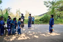 680331 สมุนพระรามทำงานวันบวร ขัดห้องน้ำ กวาดใบไม้อาคารอาชีวะ 58.jpg