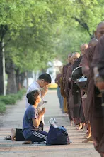 เดินบิณฑ์รอบสนามหลวง (39).JPG
