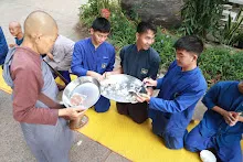 680314 ตักบาตรวันเลี้ยงส่งม.3 ม.6  28.JPG