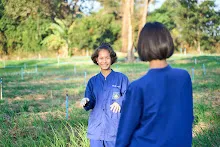 671217 สสธ.และชาวชุมขนไปถอนหญ้า แปลงหอมกระเทียม สวน 255 115.jpg