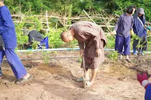 680714 สมุนพระรามร่วมงานวันบวร ถอนหญ้าสวนกตัญญูแผ่นดิน 45.JPG