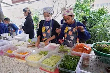 671216 นร.สมุนพระรามไปขายสลัดโรล ที่อุทยานบุญนิยม วันแรก พาณิชย์บุญนิยม 12.jpg