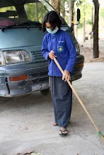 680331 สมุนพระรามทำงานวันบวร ขัดห้องน้ำ กวาดใบไม้อาคารอาชีวะ 8.jpg