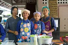 671124 สมุนพระราม ทำสลัดโรลแจก ที่โรงครัวกลาง 120.jpg