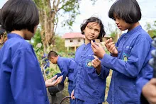 680224 วันบวร สมุนพระรามทำแปลงคอสมอส ข้างสนามเด็กเล่น 7.jpg