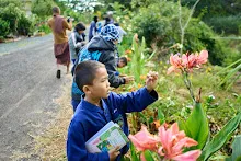 671228 สมุนพระรามเข้าค่าย เรียนการปรับปรุงพันธุ์พุทธรักษา เล่นเกมกินวิบาก พาทัวร์รถราง 18.jpg