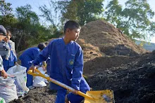 680608 สมุนพระรามเก็บเมล็ดพันธุ์ดอกไม้กินได้ที่สวน ไปขนดินปลูก 113.jpg