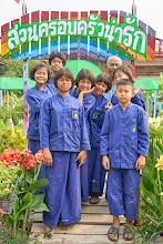 680329 นร.ป.6 ถ่ายภาพกับอ.ชำนิ 2.jpg