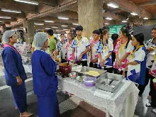 680529 อบรมนักเรียน รร.ขวาวใหญ่วิทยา เรียนรู้การทำอาหารมังสวิรัติ เมนูส้มตำ 46.jpeg