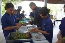 680609 เด็กสมุนพระราม ทำสลัดโรลขึ้นศาลาฉัน 45.JPG
