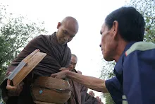 เดินบิณฑ์รอบสนามหลวง (23).JPG