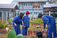 680121 สมุนพระรามยกกระถางต้นไม้แต่งสวน เปียหม่องทดลองเปิดน้ำตก 35.jpg
