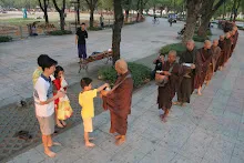 เดินบิณฑ์รอบสนามหลวง (37).JPG