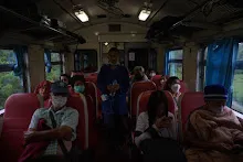 680703 เด็กสมุนพระรามนั่งรถไฟไปปฐมอโศก ร่วมงาน ๙๐ ปี ลุงจำลอง 123.jpeg