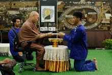 680411 พิธีรับกลด รุ่น กราบลาหลวงปู 7.jpeg