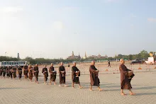 เดินบิณฑ์รอบสนามหลวง (32).JPG