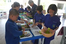 680609 เด็กสมุนพระราม ทำสลัดโรลขึ้นศาลาฉัน 46.JPG