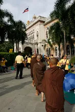 พท+สมณะบิณฑ์ที่งานชุมนุม (48).JPG